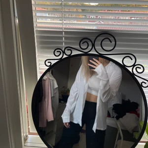 Vit skjorta  - Vit lätt skjorta som är tun i materialet! Perfekt att ha över ett linne eller liknande! Lite lätt oversize