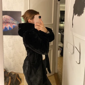 Mjuk och mys kappa  - Säljer min mysiga kappa från Vera Moda då den inte har kommit till användning🤍Storlek S köptes förra året och har använts 2/3 gånger☺️Skriv privat för mer bilder🤍