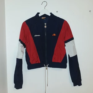 Ellesse  - Snygg kort jacka från ellesse, sparsamt använd. Ska vara st 38 men passar även 36.