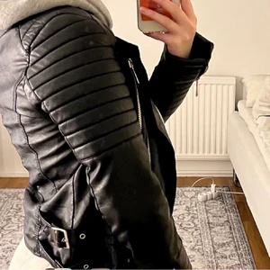 Skinnjacka  - Skinnjacka från chiquelle helt oanvänd prislapp sitter kvar I strlk 36/38