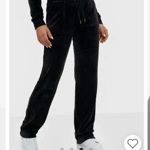 Svarta Juicy Couture byxor i storlek XS. Har endast använts vid något tillfälle. Säljer dem då dem inte kommer till användning . Köpta från Nelly för 1000kr Mrn säljer nu för 550kr💕 kan mötas upp men annars står köparen för frakten🥰. 