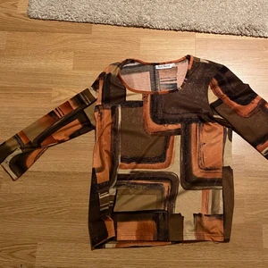 Ted Nicol tröja - Glittrig och tre kvarts arm. För stor för mig, säljer därför. Fin över lag.