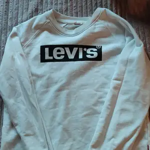 Vit tjockare Levis tröja i storlek S är lite uttvättad då den är använd mycket men i gott skick.  