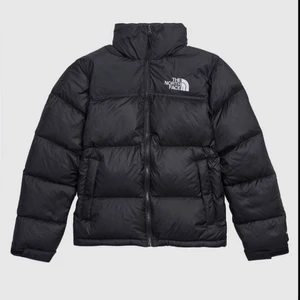 North face jacka  - Köpt second hand men är i fint skick bara världens minsta fläck som knappast syns men kan skicka bild !! Den är i en herrmodell i storlek m och kan skicka bilder om de behövs den passar ju såklart alla bara att den är i en herrmodell