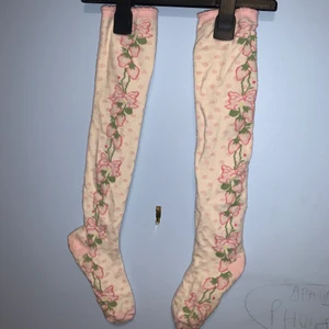 kawaii knee high socks - söta strumpor med blommor och jordgubbar i motiv! köpta secondhand men inte så använda av mig. frakt tillkommer!!