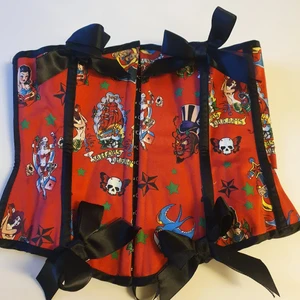 Underbyst korsett - Underbyst korsett ifrån hell bunny i stl M. Snörning bak. Köparen står för frakten.