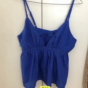 Bik bok topp  - super fin blå topp ifrån Bikbok, köpt här på Plick men kommer tyvärr inte till användning, säljer för 100kr + frakt!💙