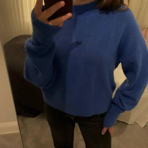 Stickad tröja &other stories - Säljer den här tröjan som jag inte använder längre. Superfin stickad från &other stories i en jättefin stark blå färg💙köpte för längesen och den är lite nopprig men inte så farligt. Det är en jättefin krage på tröjan samt långa ärmar vilket är jätteskönt nu när det är kallt. Storlek M! 