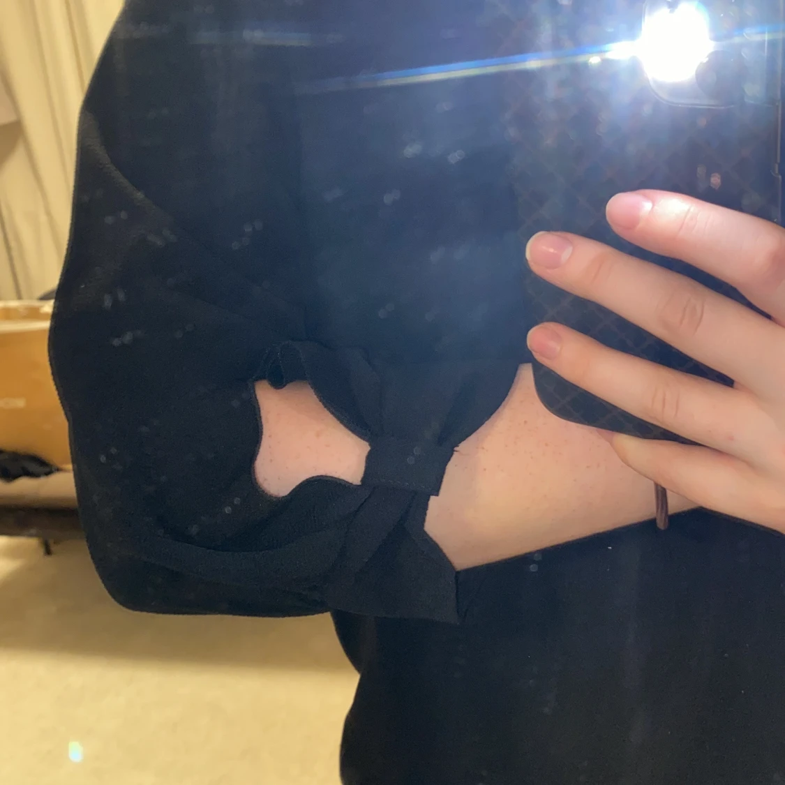 Svart blus med detalj - 91