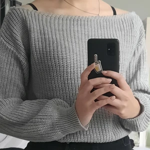 Stickad tröja  - Säljer en grå stickad tröja från bohoo. Helt ok, väl använd. Frakt betalas av köparen.