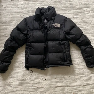 The north face jacka  - Säljer min fina the north face jacka i stl XS. Den är i nyskick och är superfin och varm till vintern och hösten! Hör av er vid fler funderingar!🤍 JAG KOMMER ATT AVSLUTA BUDGIVNINGEN I KOMMENTARERNA 14/11 00:00