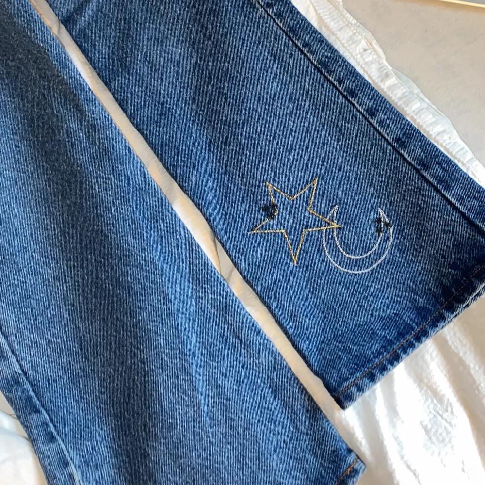 jeans från IN CHARGE som är lite vidare nertill & har en detalj på ena benet (se bild 3) i superfint skick midjemått: 79cm , innerbensmått: 77cm,. Jeans & Byxor.