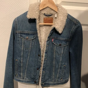 Jeansjacka med ull - Väldigt fin och mysig jeansjacka! Fortfarande i väldigt bra skick 