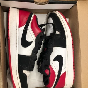 Hej säljer mina Jordan 1 low - Dem hör skorna är i skick 9-10 skulle jag säga jätte sköna och snygga. Säljer dem eftersom att dem är för små. Man får den originella Jordan boxen med i skick 10-10. Pris han vi prata om 