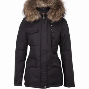 Hollies jacka  - Säljer äkta hollies jacka! Jackan är endast använd en vinter, storlek 36 men passar även 32 och jackan har inga skador eller defekter är som nytt! 