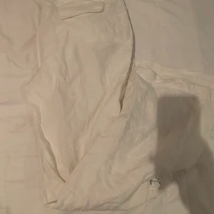 Linnebyxor  - Skit balla linnebyxor, sitter jätte fint bak,storlek 40 men passar mig som har 36 i byxor,