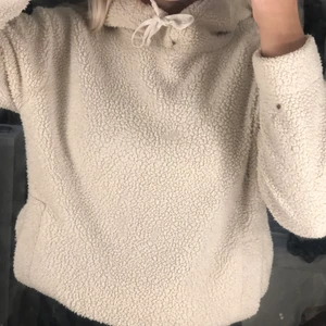 Hoodie - Fluffig hoodie i storlek S köpte för 400 säljer för 100 då den är ganska mycket använd men fortfarande i bra kvalite