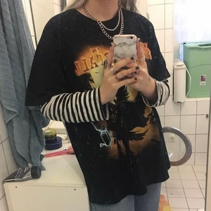 Band t-shirt - Cool band t-shirt köpt på Beyond Retro!! Jag är S o 173cm o den är väldigt baggy på mig. 💓✨ 