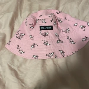 Buckethat  - Buckathat från shein. Har ej använt den någon gång. Köpte den för 50kr tror jag. 