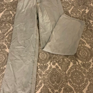 Högmidjade jeans - Vida jeans från SHEIN, storlek 36 men för långa för mig som är 160cm