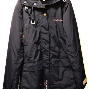 RACE MARINE - parkas Dam - Race marin vinterjacka dam. Stlk. 36. Mörkblå. Vindtät och regntät. Väldigt fint skick!! Säljes för kanonpris!! Nu endast 130kr