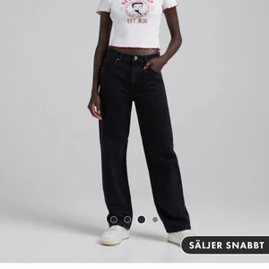 Low waist jeans  - Säljer dessa snygga low waist jeansen från ASOS, märket är bershka men köpta på hemsidan asos💕 Prislapp och allt kvar, säljer för jag beställde fel storlek! Kom med egna bud privat 