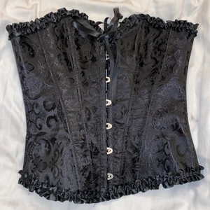 Korsett - Säljer min korsett då den är för liten för mig. Endast provad en gång :) Den har inte heller så mycket plats för brösten