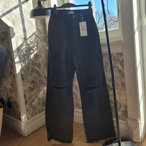 Bershka högmidjade jeans - Snygga högmidjade jeans som ger en lite mer baggy fit. Aldrig använda, helt nya och lappen finns fortfarande kvar. Perfekta till vilken outfit som helst.<3