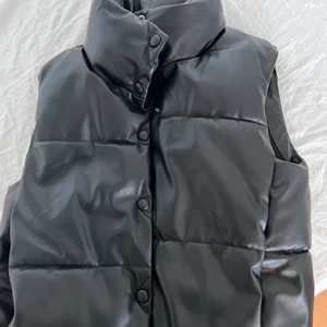 Skinnväst Zara - Jättefin skinnväst från Zara som passar perfekt nu till våren och även höst såklart! Den är som ny och inga skador på den! Bara fråga om du undrar något.💗