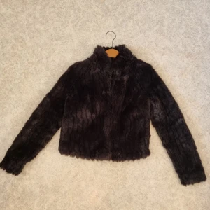 Kort jacka i fuskpäls - Svart, kort jacka i fuskpäls från märket Only. Storlek XS.  Jackan är använd men i väldigt bra skick, säljes då den ej kommer till användning. Mycket mysig och varm jacka.