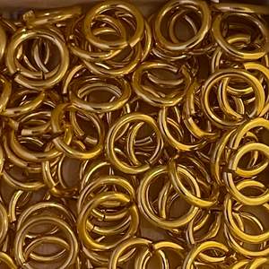 Bindringar i guld för smyckestillverkning!💗 Ca 9mm. Finns rätt många! 15 stycken för 8kr + frakt!💗❤️
