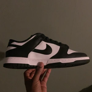 Nike panda dunks low i ny skick -  Nike dunk pandas low DS DD1503 101 Us:10 Eu:42. Skorna är nyköpta aldrig använda. Kvitto finns kvar. vid bra bud så säljs skorna snabbt och enkelt.