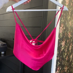 Topp - Oanvänd, nästan helt öppen i ryggen, super fin på! För liten för mig kring bysten därför säljer jag