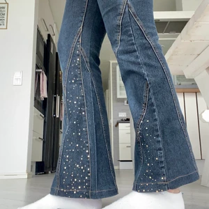Jeans  - Säljer ett par jeans med fina detaljer och y2k stil. Skulle uppskatta till storlek 38. Köpare står för frakt🌼