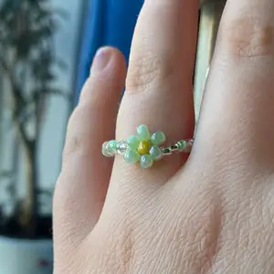 En mintgrön\ljusgrön fin sommar ring. Den kostar 15 kr och är handgjord.