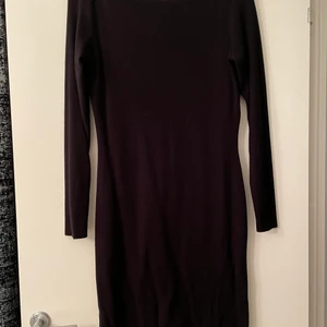 Esprit klänning - Fint stickad klänning från Esprit med knappdetalj på axlarna. Nyskick! Stor i stl. 