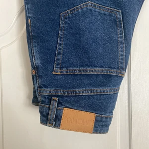 Monki yoko blue jeans  - Säljer mina mörkblåa jeans i modellen Yoko från Monki då de aldrig passat mig från början, orkade då bara inte lämna tillbaka de. Använt typ 2 gånger då dom suttit för tight på mig☹️
