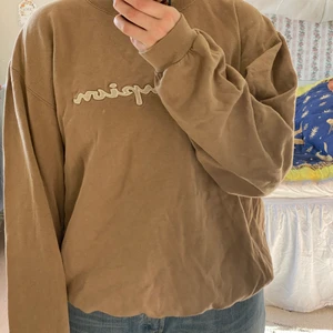 Champion tröja  - En asfin brun Champions tröja som sitter lite oversized. Är köpt från humana för några år sedan men används inte och därav säljer jag den. 