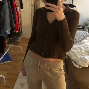 Brun topp - Fin topp från zara! Färg, brun. Passar bra till jeans💕storleken S. Köpare står för frakt.