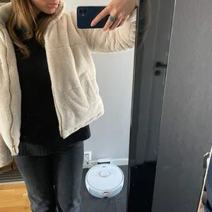 Päls jacka zara - Super snygg beige  päls jacka från zara av fuskpäls! Sparsamt använd och har inga defekter 💓💓 Pris kan diskuteras☺️☺️ 