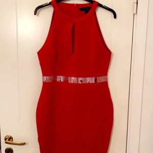 Klänning  - Fint röd klänning st 42