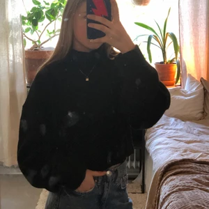 Stickad tröja - Snygg stickad svart tröja med krage från hm i storlek S. Använd ca 3 ggr, nyskick. Köparen står för frakten (45kr). (Smutsig spegel)