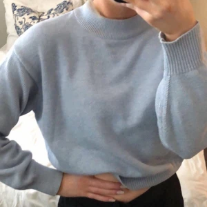 Tröja - En jättefin blå tröja som ej kommer till användning längre