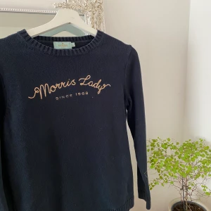 Morris tröja - Hejsan! Otroligt fin tröja. Använd 2-4 gånger. Som ny! Inköpt för 1200kr.