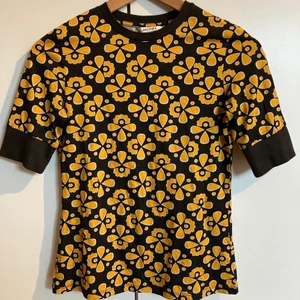 T-shirt - Hej! Säljer denna t-shirt från Monki. Knappt använd och i jättefint skick. Köparen står för frakt.