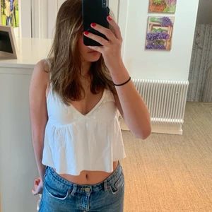 Vit topp  - Säljer denna somriga topp som knappt har kommit till användning. Köparen står för frakten. 