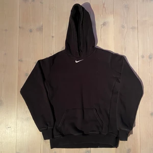 Vintage nike center swoosh hoodie - En ikonisk hoodie som blandannat rapparen Travis scott har haft på sig ett flertal gånger! Den är i utmärkt skick förutom lite små flaws hör o där 7/10. Storlek L men sitter mer som en M. 
