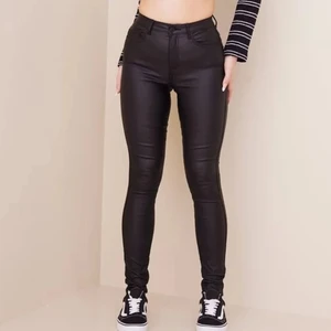 Only - Säljer mina skinnbyxor jag älskat men tyvärr växt ur från only, skit snygg passform de sitter tight men är ändå stretchiga Nypris 400 säljer för 100kr Väldigt gott skick  Köparen står för frakten 🥰