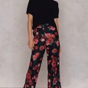 Hannalicious Flower Pant - Långa utsvänga kostymbyxor från Hannalicious kollektion med NAKD. 