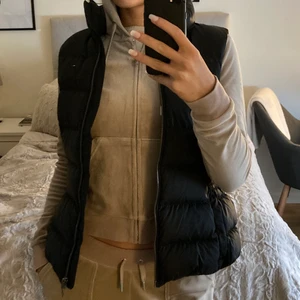 VÄST - Hollister väst i fint och gott skick! Jättebra kvalitet och väldigt bekväm. Gratis frakt och betalning sker via Swish 🤍